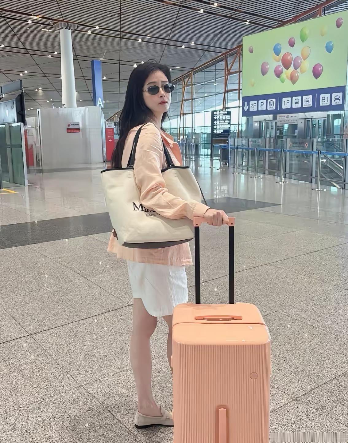 在机场偶遇一位美女明星
她的身材很苗条，她的颜值在线，要演技有演技，要颜值有颜值