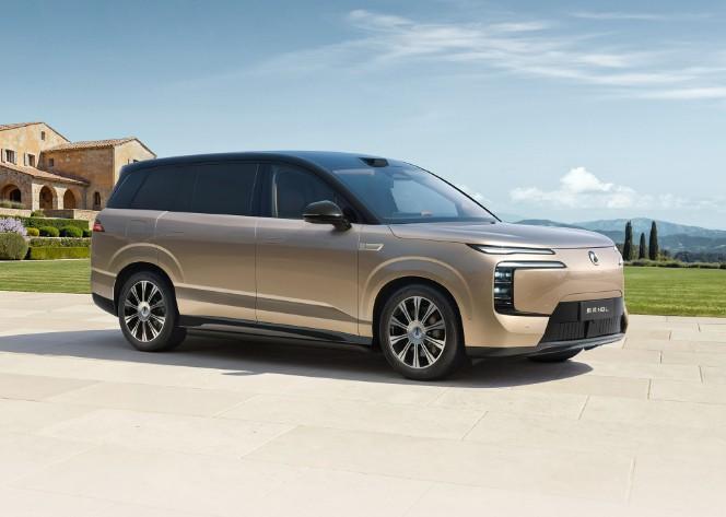腾势N8L纯电版终于来了，闪充尊荣型 29.98万、闪充旗舰型 32.98万。