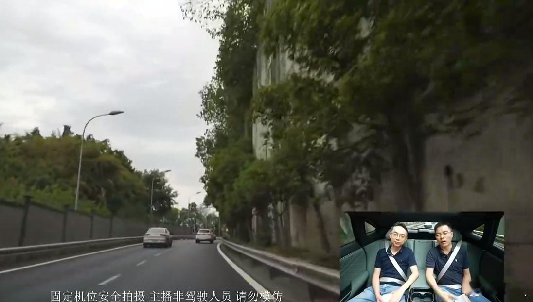 来看下深蓝S07高速智驾能力，在匝道上可以轻松自动变道，整个过程非常的流畅、丝滑