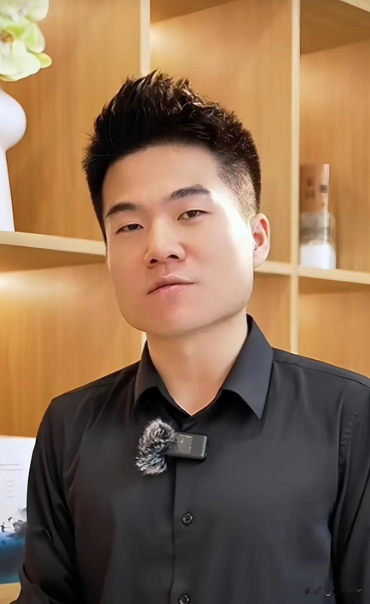 与辉同行的业绩远超过东方甄选，即便如此，董宇辉为什么不单干？

1.时机不成熟，