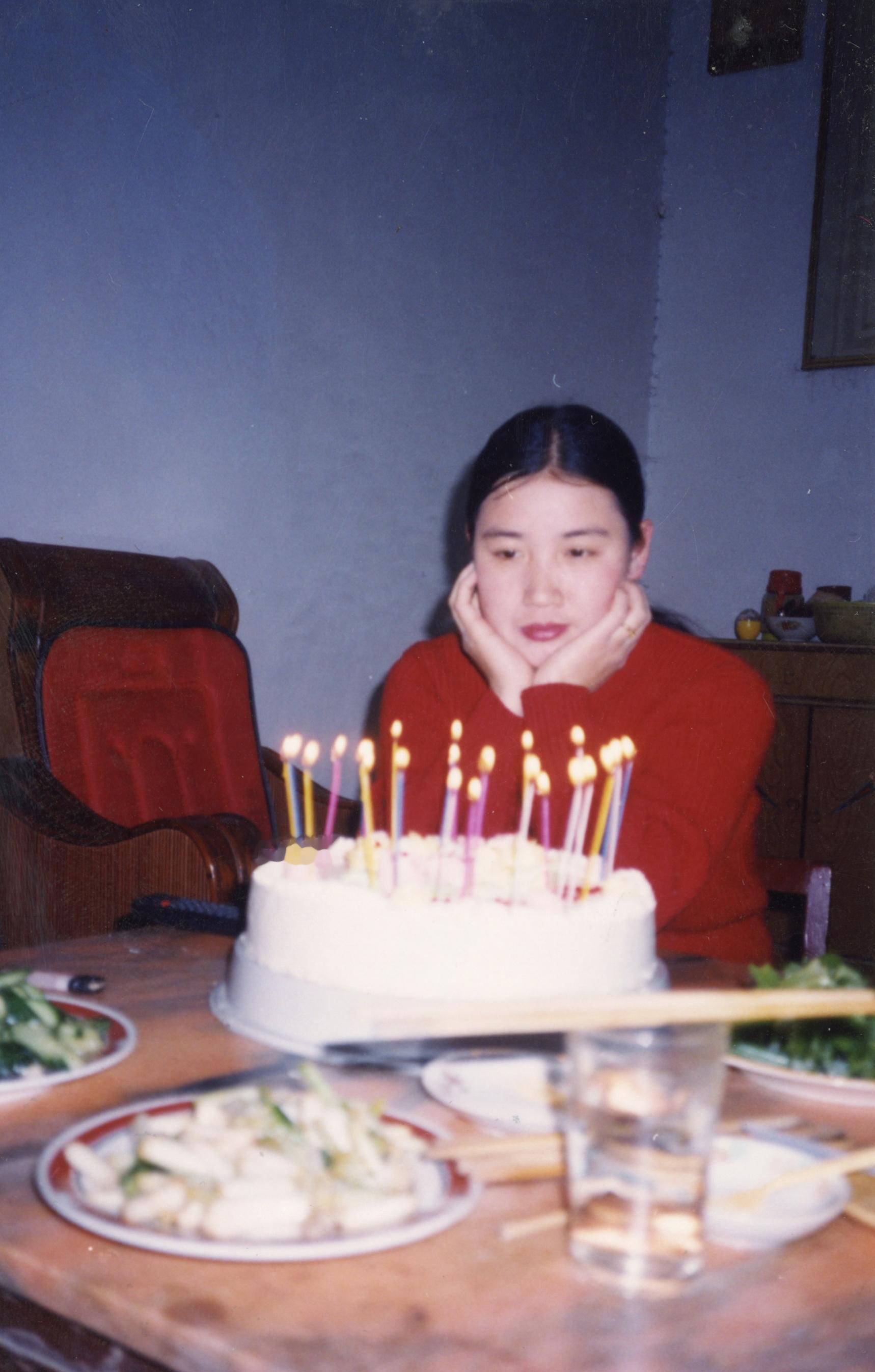我妈今年49岁，她没有出过国，也没有坐过飞机。一个人去县城以外的地方，对她来说是