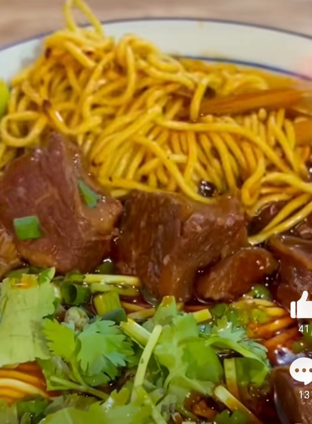 美食榜不再是吃不起的样子楼下的粥铺太实在！8块钱一碗牛肉面，肉丁不少，皮蛋香浓郁
