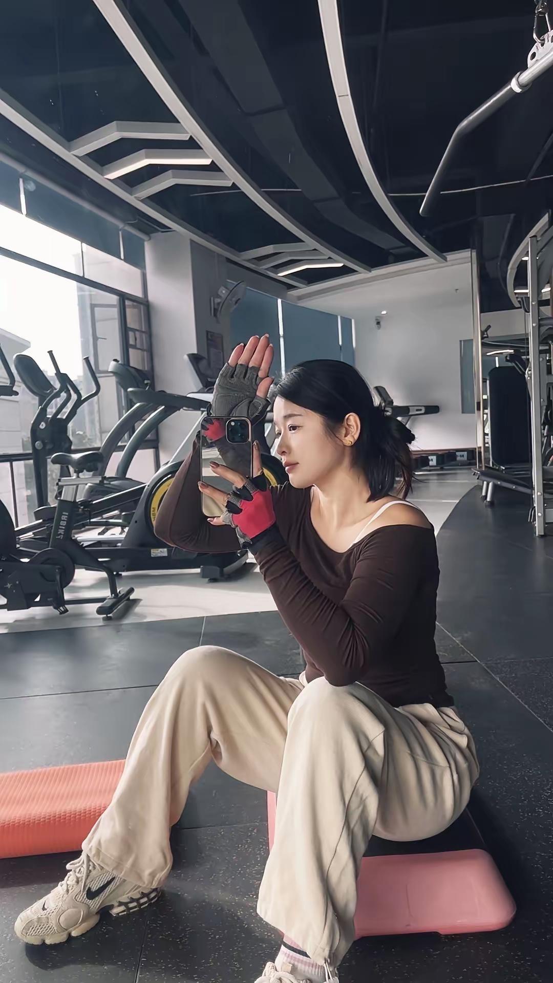 健身打卡！运动女孩，活力满满！💪🏋️‍♀️
