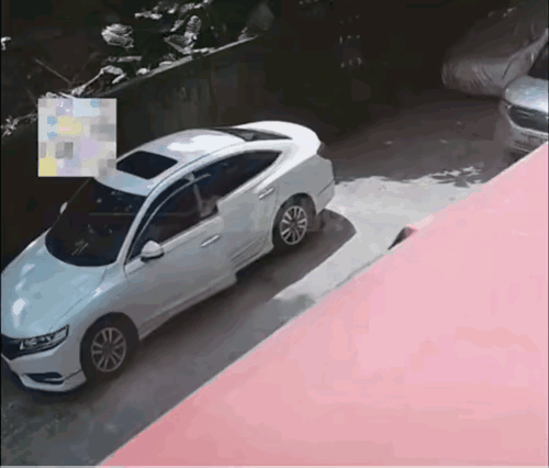 车开门之前一定要看看后视镜或后方，乱开门真不是一个好习惯，万幸后面过来的不是一辆