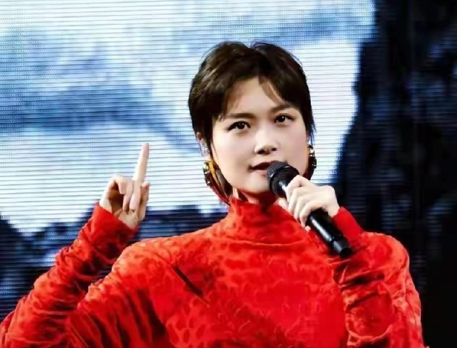 42岁李宇春坚持不婚不育，单身生活活成人间清醒
 
          42岁李