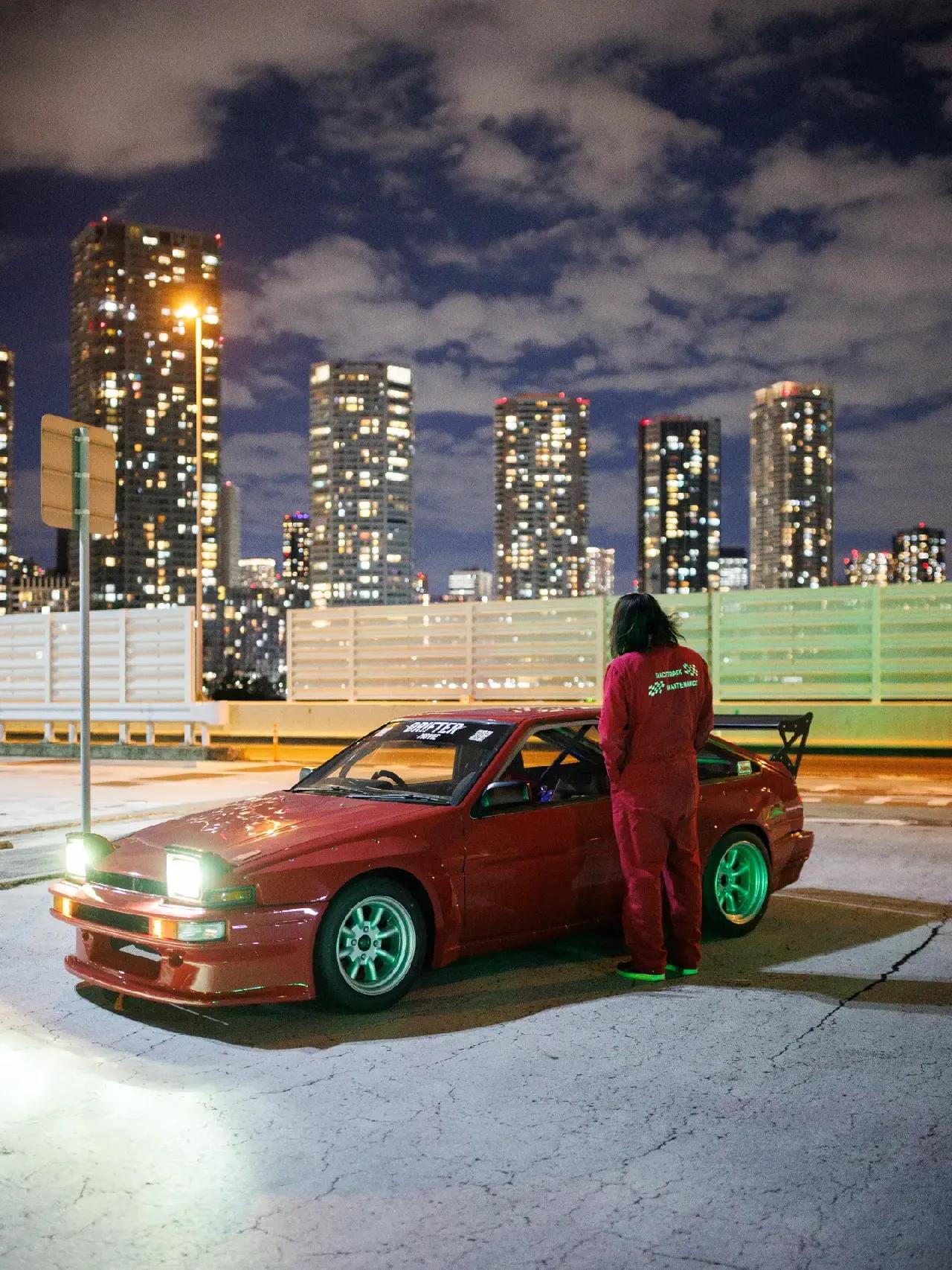 成康“韩”的AE86新座驾现身东京街头！
《速度与激情3-东京漂移》的主演之一成