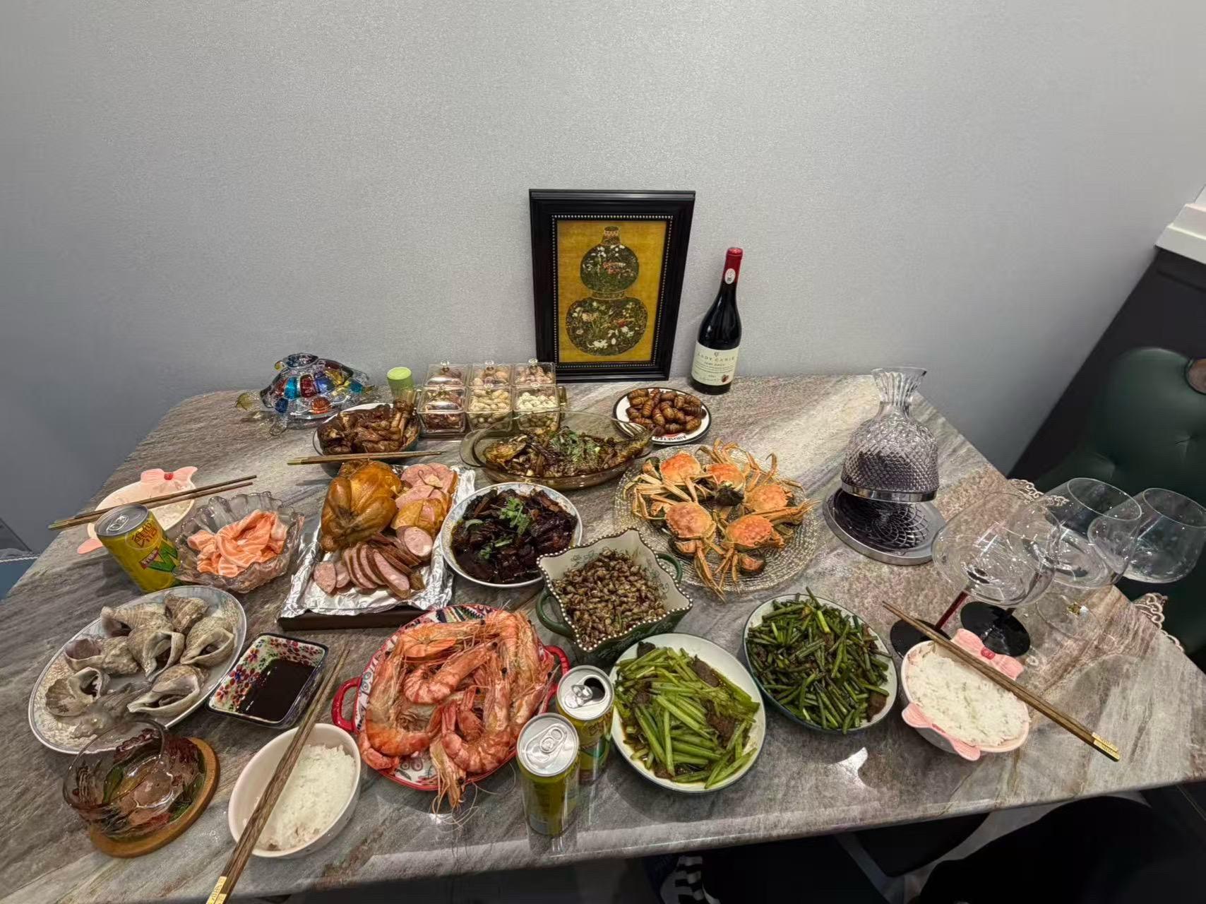 新年快乐兄弟们  今天一天在老婆妈妈家里吃的饭 图2是包了5个硬币的饺...