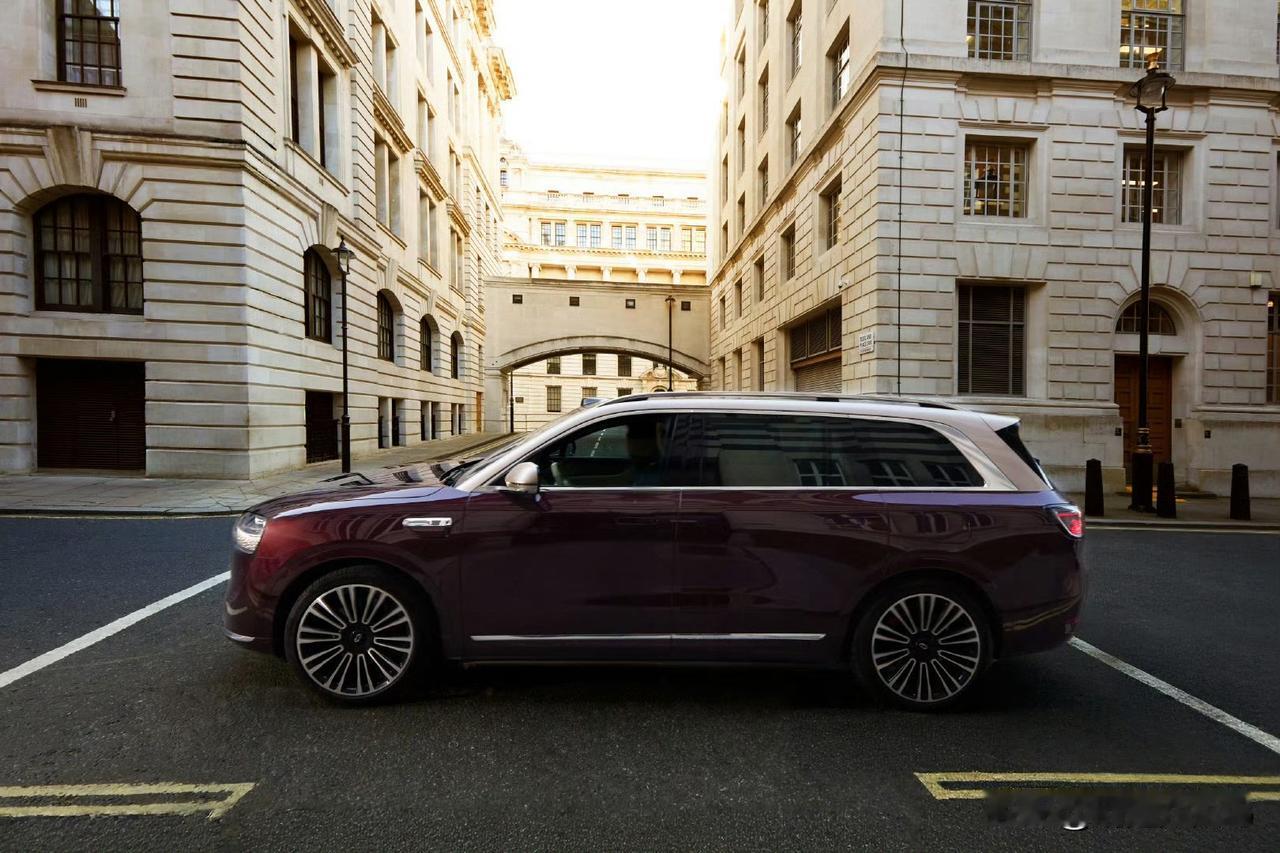 不玩噱头的豪华，问界M9靠安全、空间、智能稳坐50万级销冠
 
作为50万级豪华