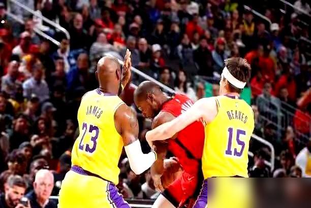 41岁的詹姆斯，常规赛已经打了1609场。
再打2场，就能超帕里什，成NBA历史