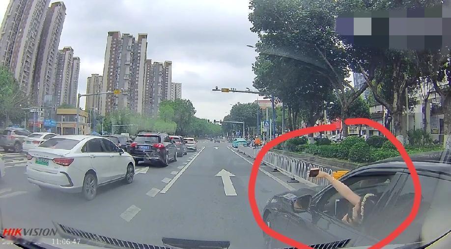 广东广州。一名女子驾车时单手操作、边开边吃东西，还从右侧强行插队，最终与正常通行