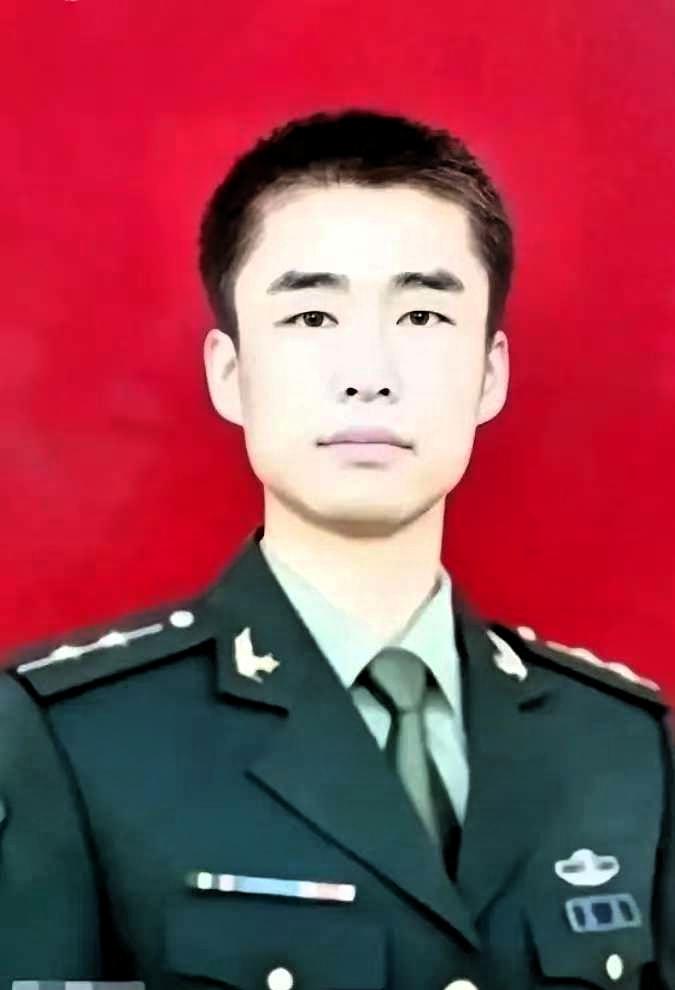 2012年，山东一名军人请假回家，但迟迟不见归队，上级领导打过去电话询问，三岁的