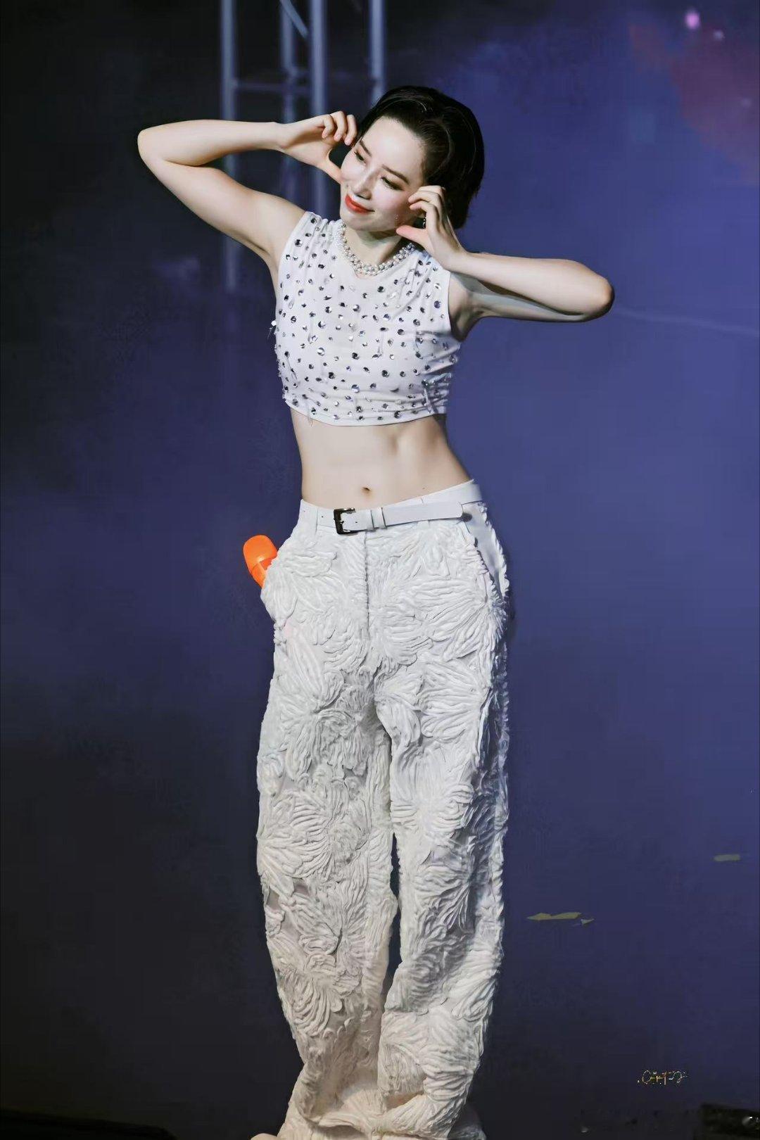 李斯丹妮肌肉线条 谁懂啊，她抬手的那一刻，肌肉线条直接从手臂一路延伸到肩膀，干脆