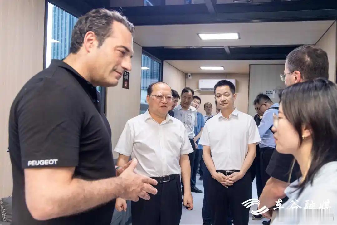 下午在高铁上跟闲聊了一会儿斯特兰蒂斯CEO来华和东风汽车洽谈的事儿，做了一些有根