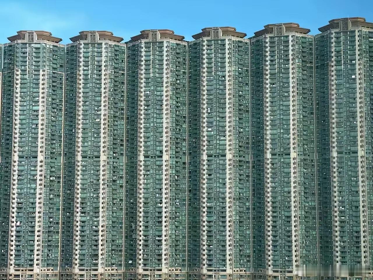 香港的楼房密度，有时候真让人窒息，在深圳都没看到过密度那么高的小区房。香港普通老