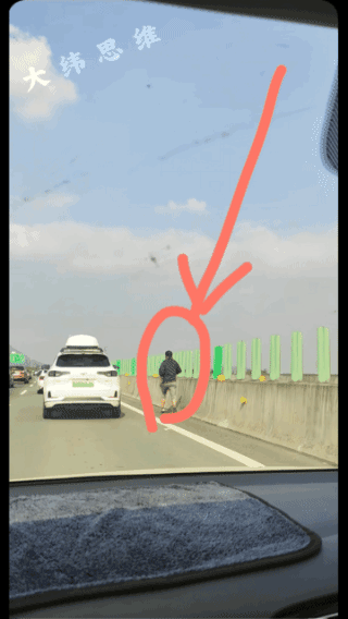 自己开车走了，
粗心老婆把他忘了！