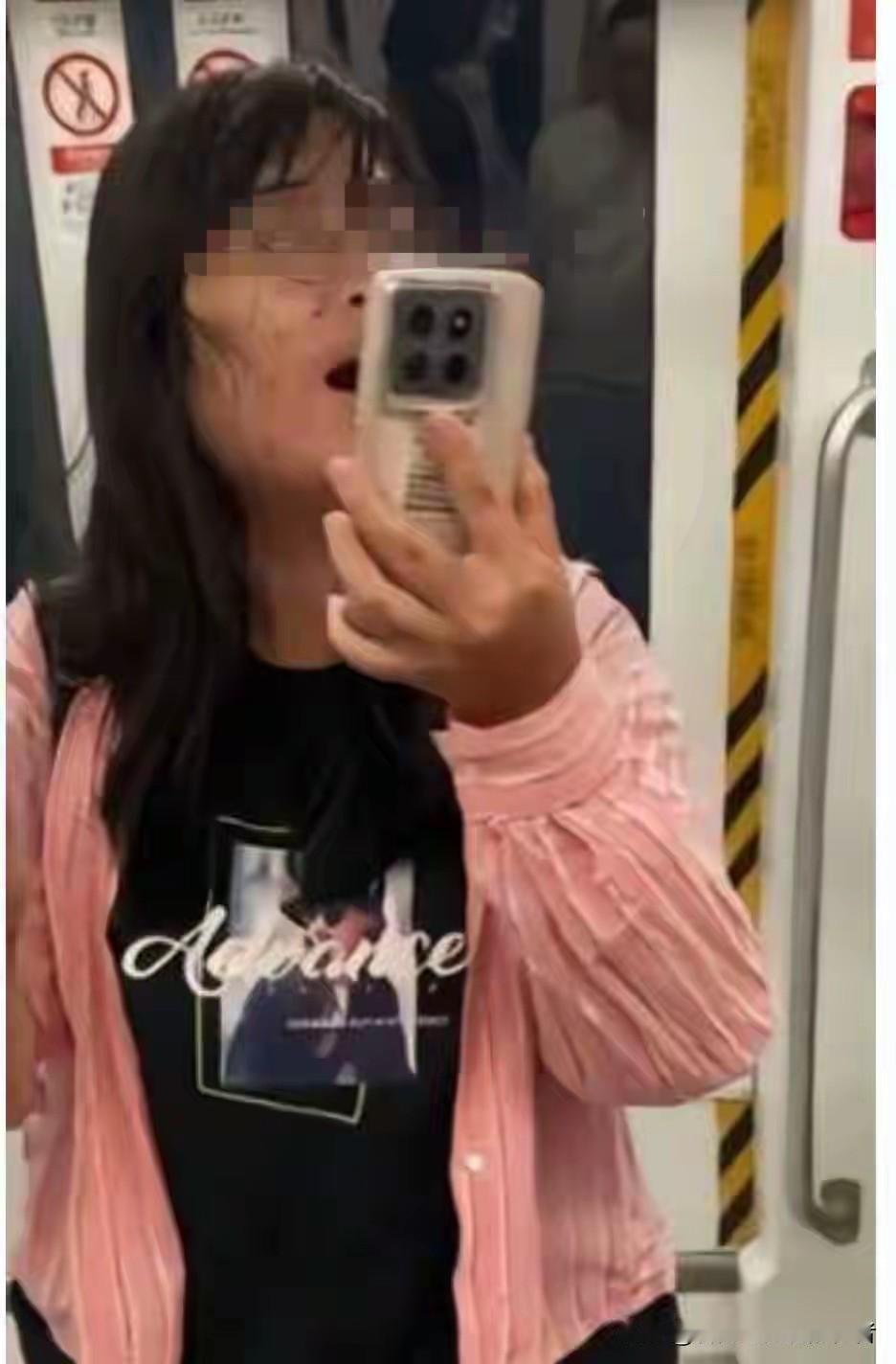 鸡鸣寺这梗玩得也太离谱了吧
 
最近南京地铁那事儿真给我看懵了——人家好好聊鸡鸣