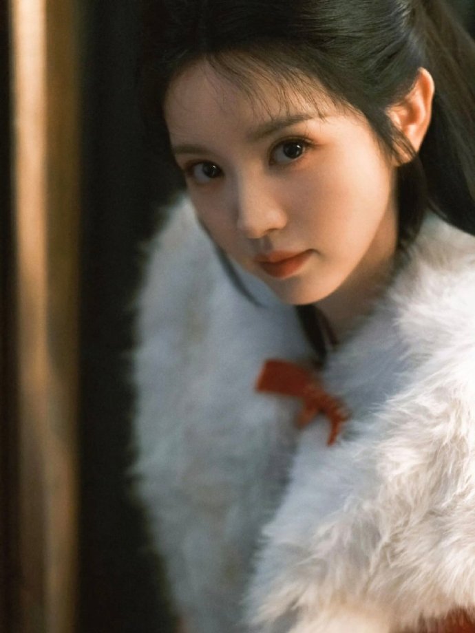 1.何润东翻红后商务资源明显变多了，不过基本都是短代。2.卢昱晓认识林一后就是抽