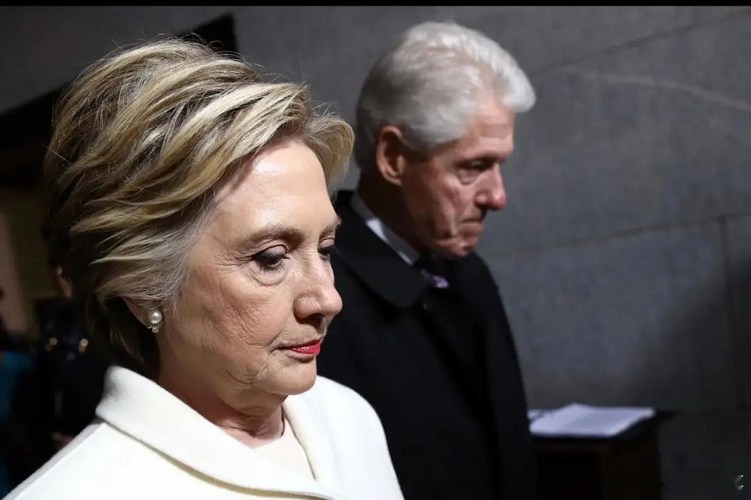 杀人如麻的克林顿夫妇要去对爱泼斯坦案作证。比尔．克林顿和希拉里．克林顿已同意在国