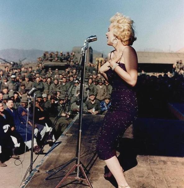 1954年，玛丽莲梦露不顾丈夫反对，强行中止蜜月旅行，独自一人跑去了国外慰问演出
