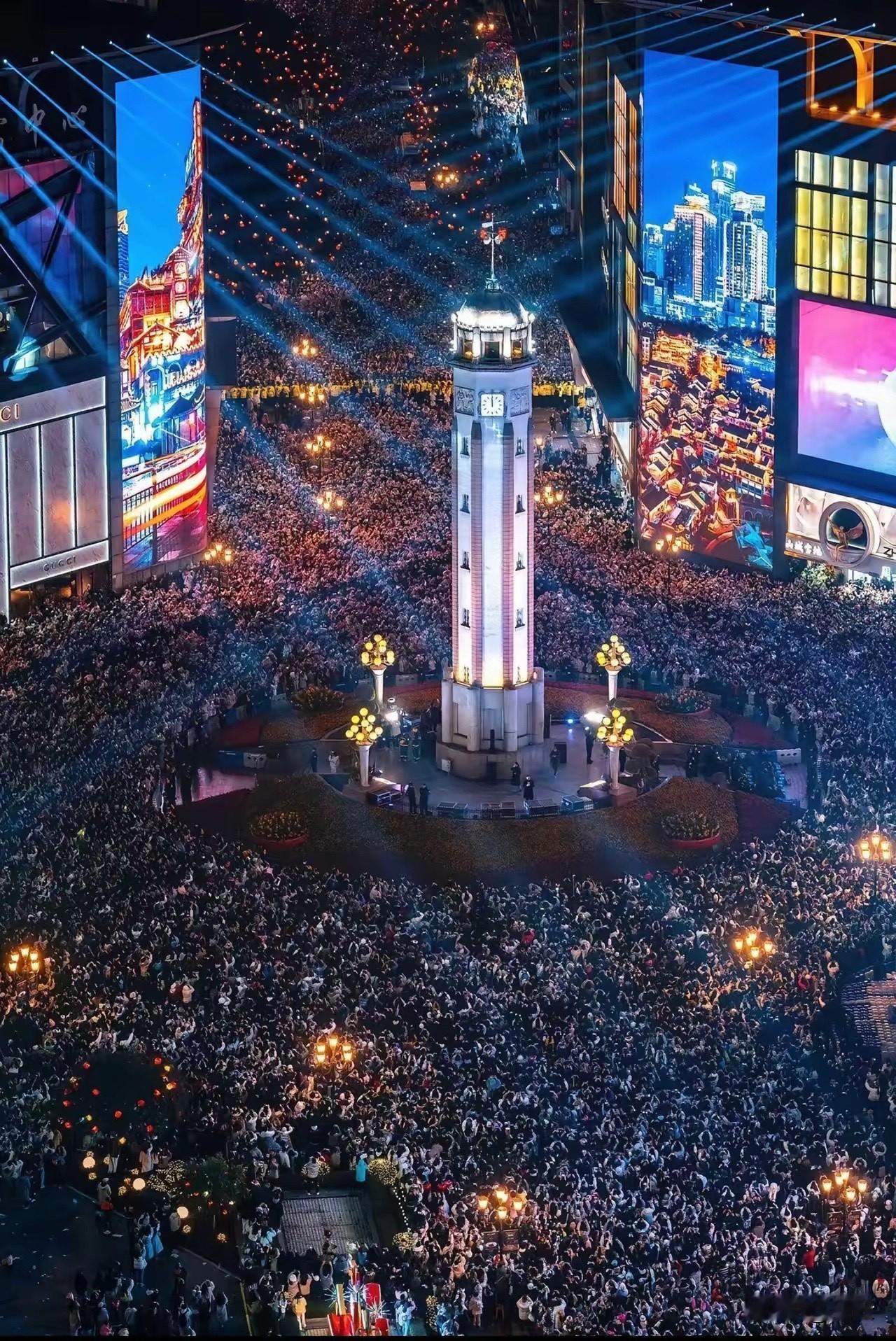 今晚的解放碑，
已经彻底“失守”了！
重庆本地网友表示，给大家腾地方，
绝对不出