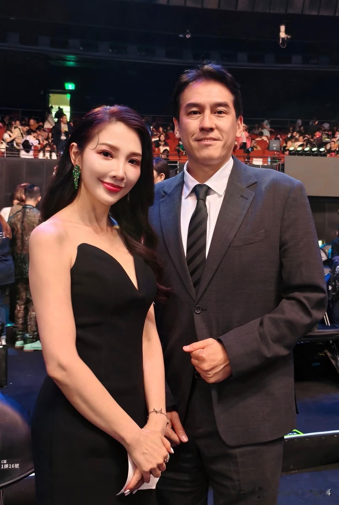 黄暐瀚和他的女老板
岛内政治媒体各势力盘根错节，蓝绿台面上“恶斗”，台下分配现实