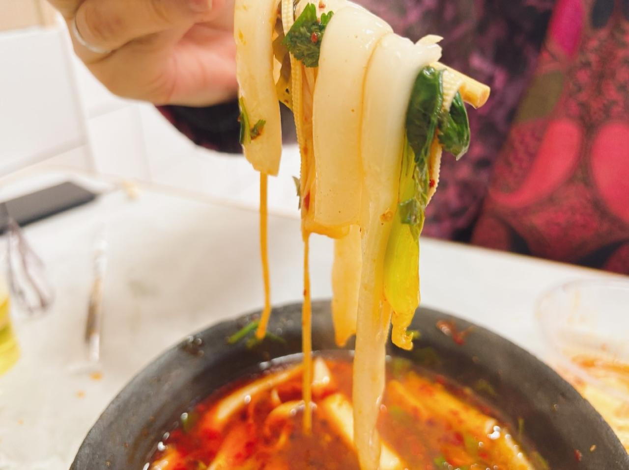 发现一个现象：有些街边摆摊起家的小吃店，租了门面升级开店后，厨艺与服务仍停留在夜