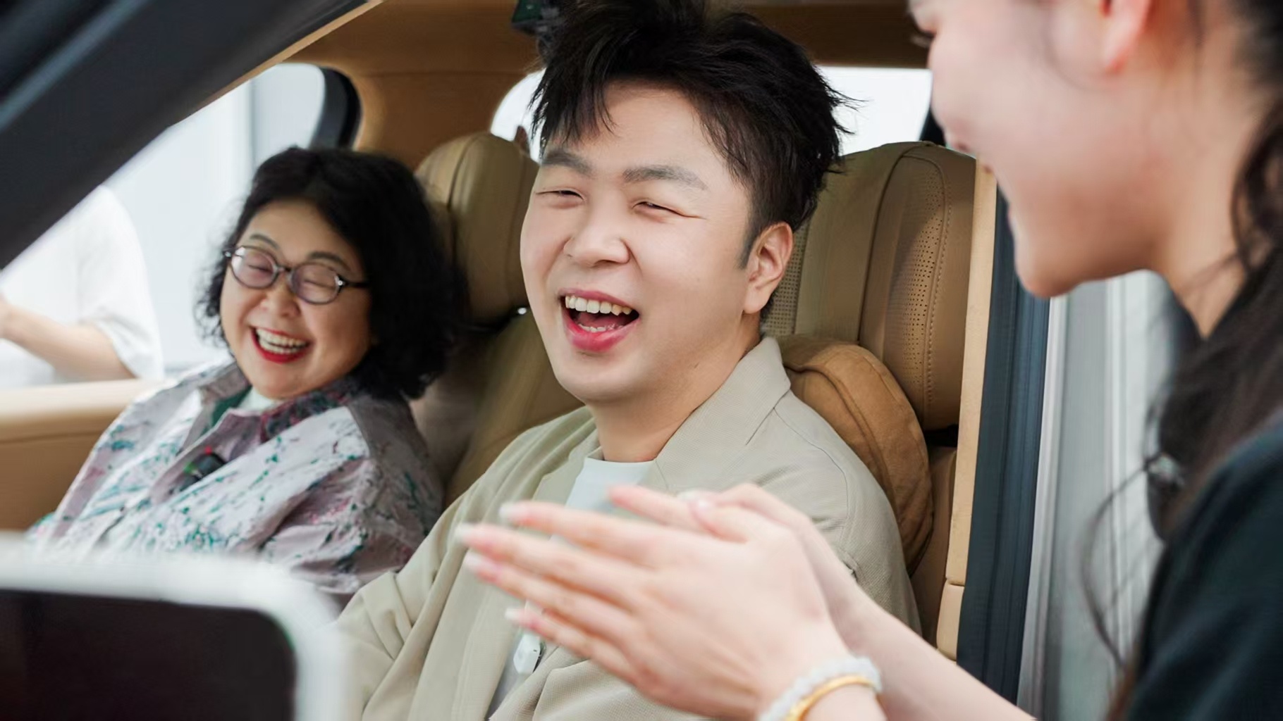 杜海涛简直演我本人杜海涛带着妈妈提了小鹏GX，真的肉眼可见的开心，还说激动得前一
