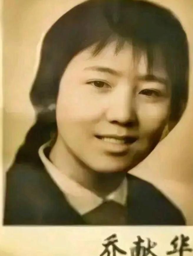 1972年，泥瓦匠张复生娶了城里的女知青，晚上睡觉他发现妻子的腰变粗了。他以为妻