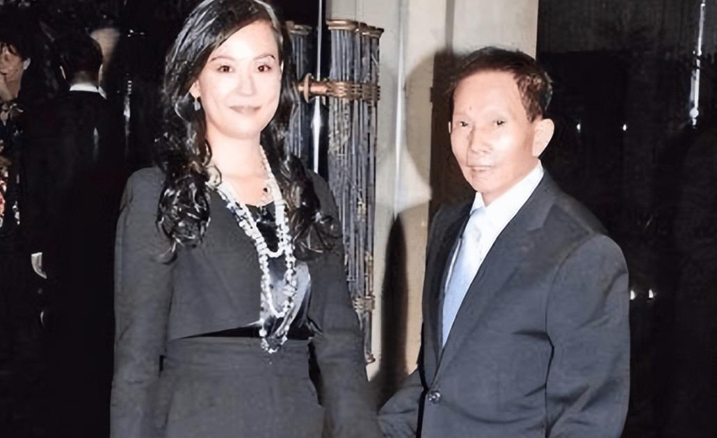 2001年，67岁的香港著名武术指导刘家良，提前结束工作回到家时，发现37岁的妻