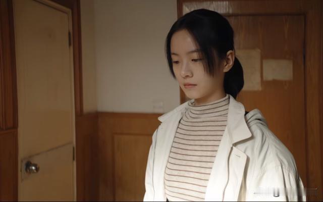 很多人批评说，李庚希在《漫长的季节》里演的不好，人有些呆，没什么情绪释放。
但大
