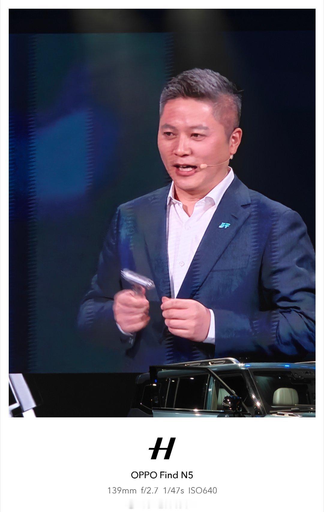 捷途旅行者用车身的高强度钢造了个安全锤，在紧急状态下，能破窗能割安全带现场演示一