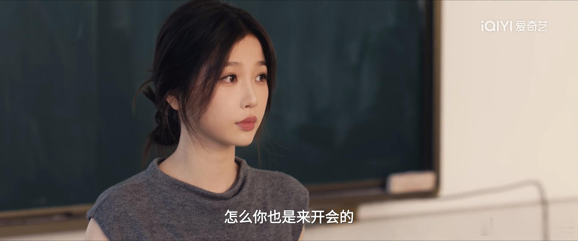 昨晚看了1集多灿如繁星 ，虞书欣在里面人设不是小太阳了，造型也挺舒服。导演拍得还