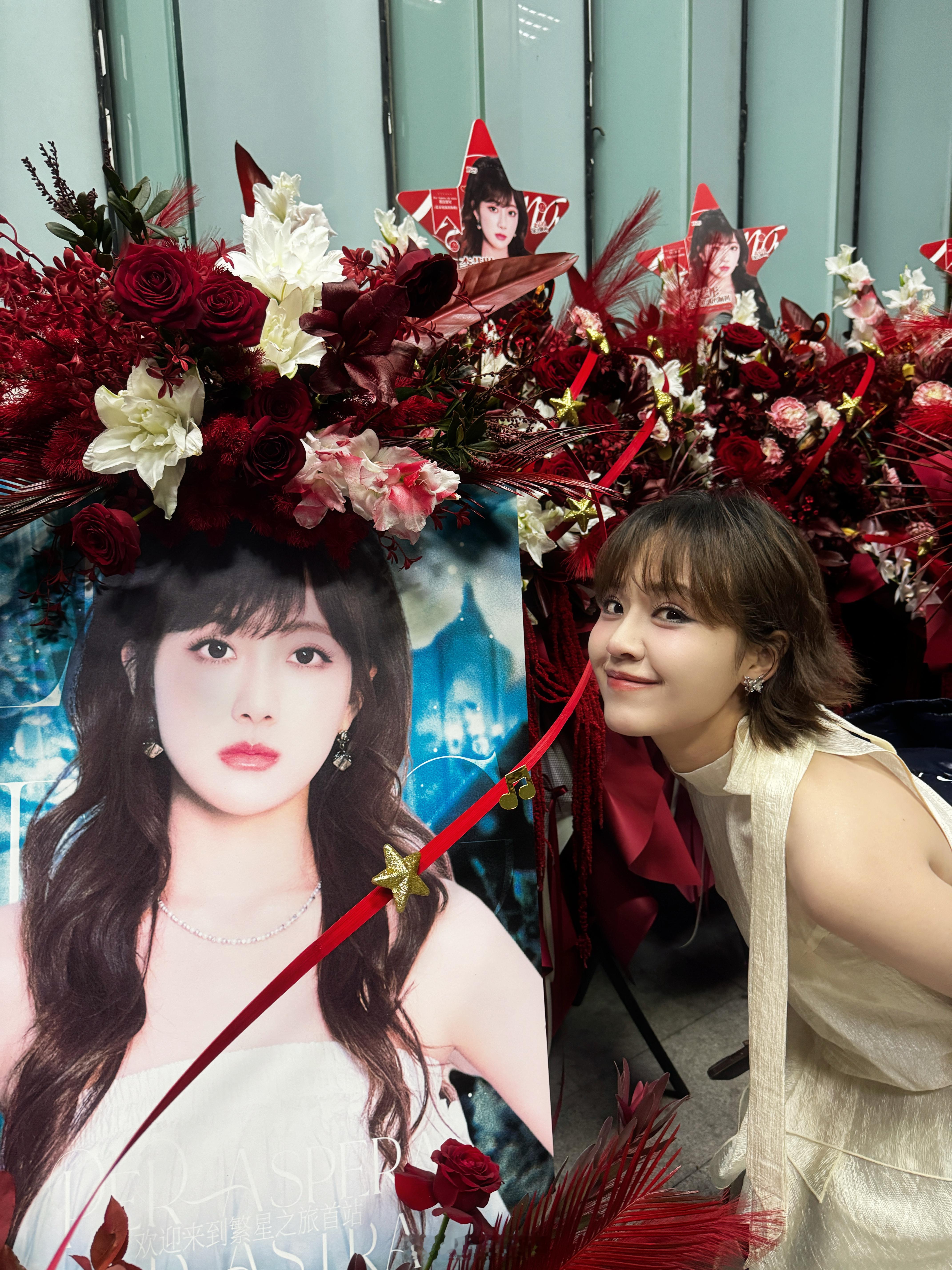 祝贺宇宙无敌正直可爱机灵大眼睛李艺彤 演唱会顺利 ！！卡子今天特别棒🎤🌟🎉