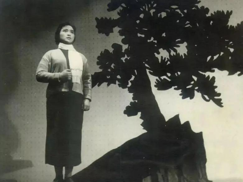 1949年11月14日清晨，渣滓洞监狱突然响起转移命令。江竹筠平静脱下囚服，换上