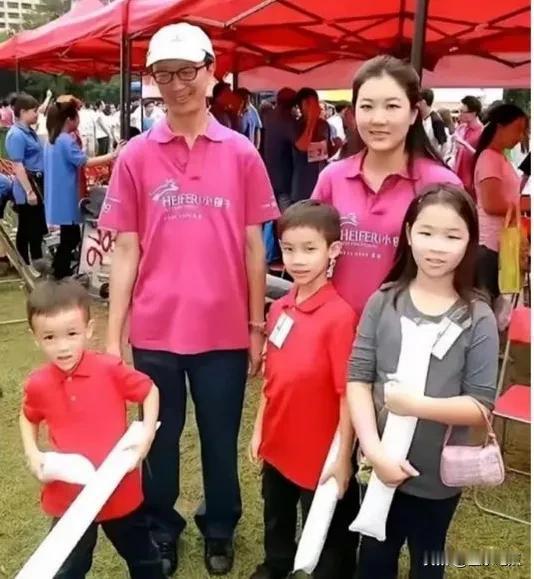 伏明霞和丈夫带着三个孩子在玩耍。孩子们在满脸嬉笑，丈夫父爱满满，伏明霞眼里满是慈