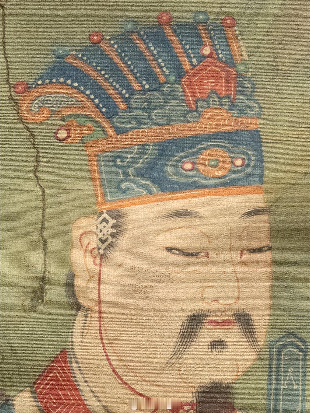 #物质文化资料# 连接冠和系带的小构件真精致。安济夫人捧圭的织物也足够精致。#画