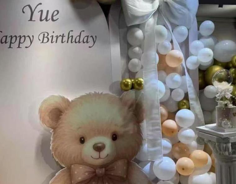 汪小菲感谢妻子马筱梅筹备女儿生日宴，结果小梅被吐槽做戏洗白。
 
我就问问，人家