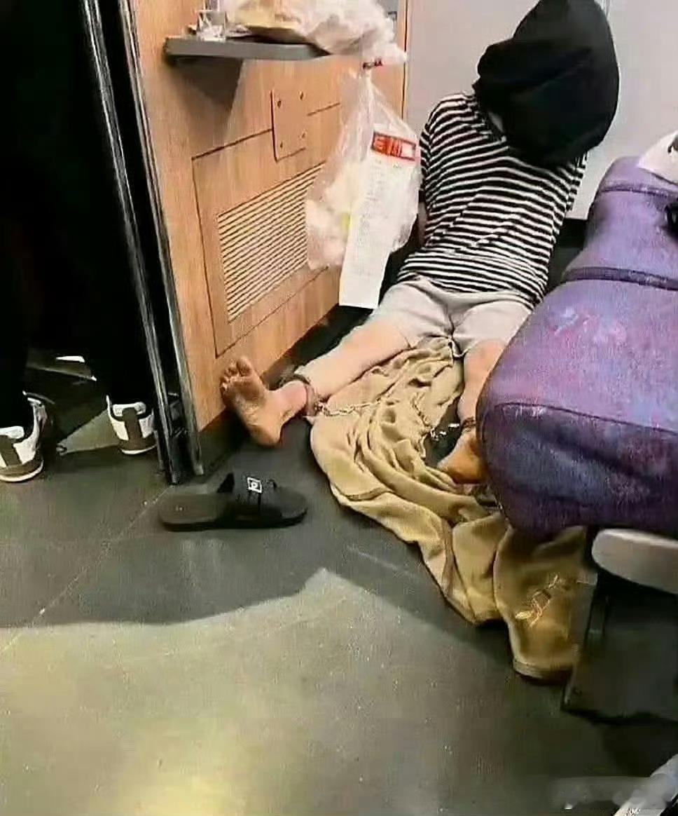 高铁上遇到的，好恐怖，没人管管嘛? 