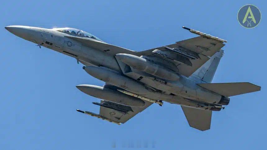 烽火问鼎计划 美国海军F/A-18F“超级大黄蜂”战斗机携带AIM-260A J