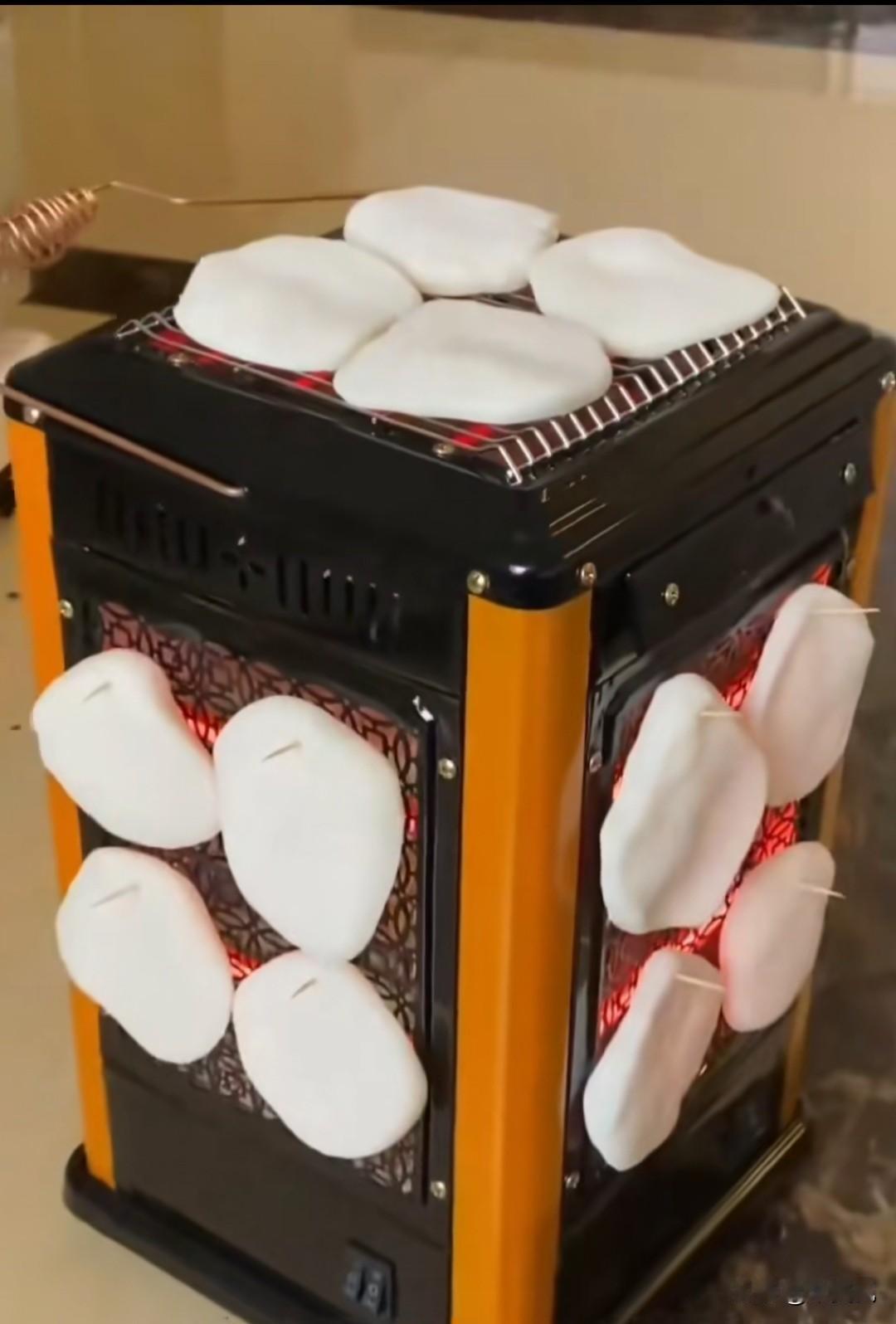 老乡这个烤火方式真是会物尽其用，炉身上下烤满了糍粑，一看样子就令人开心的发笑。