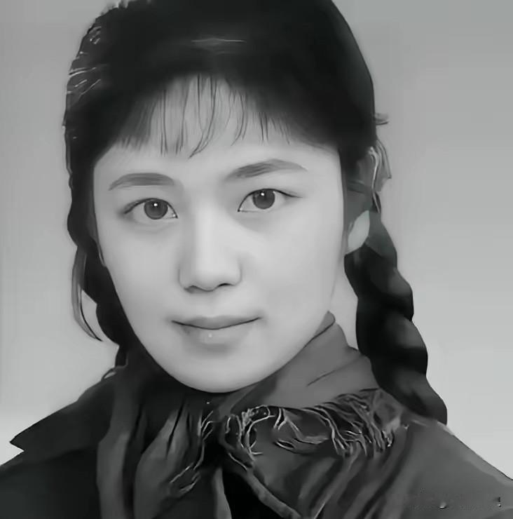 于文娟下乡那年刚满十七，扎着两根麻花辫，背着印着红字的帆布包，挤在闷罐车里晃了三