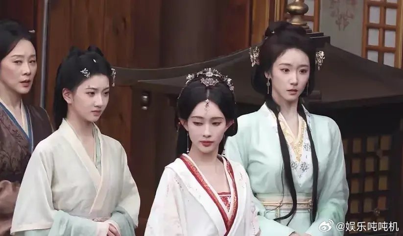无论迪丽热巴，还是孟子义，女明星只靠颜值，没有作品和实力，在内娱还是站不住脚的。
