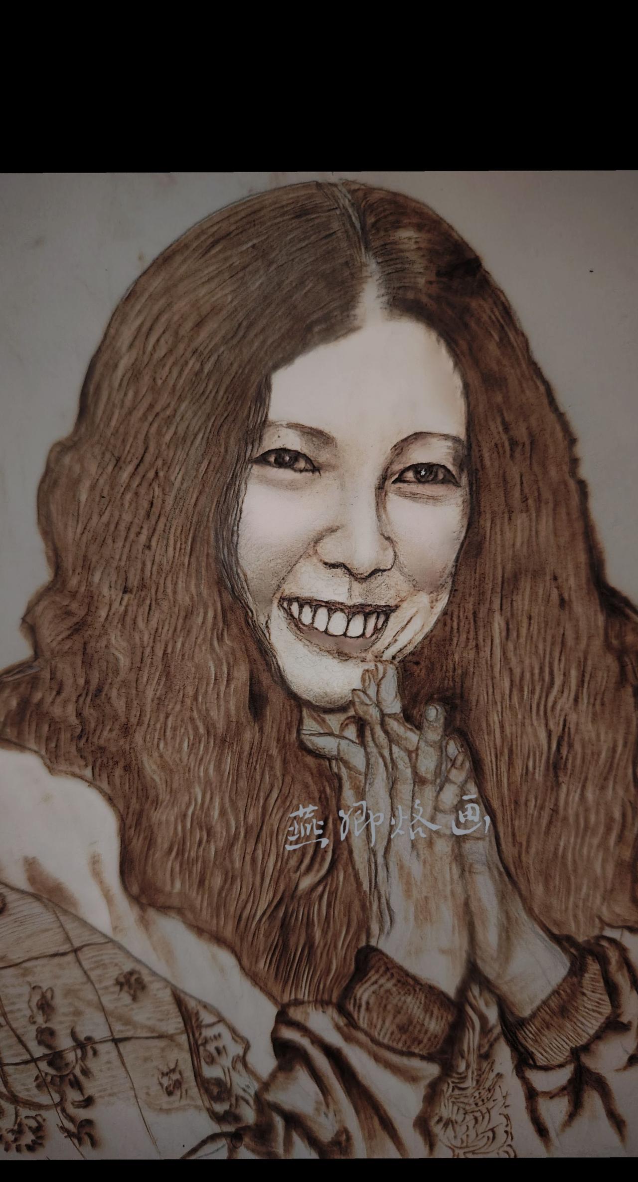 三毛，本名陈平，台湾传奇女作家。敏感赤诚，一生奔赴远方，与荷西相守撒哈拉，以温柔