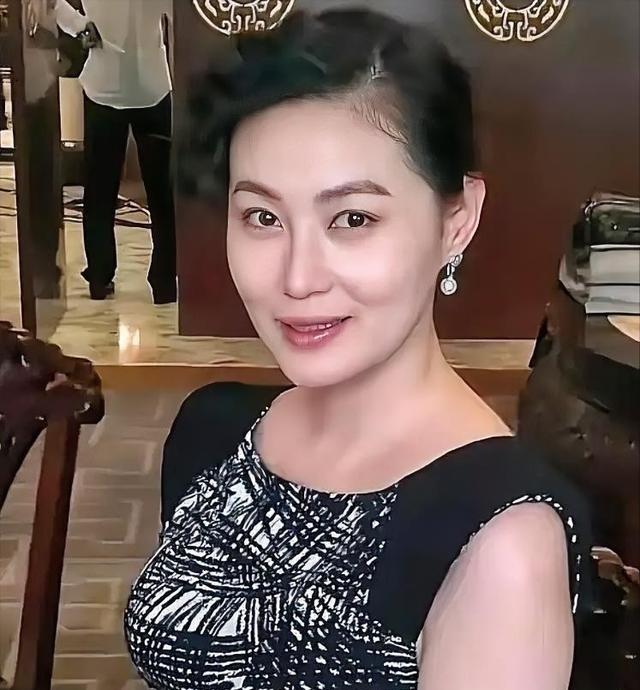 一次节目中，主持人问王思懿：“你演潘金莲的时候，你老公一点也不吃醋吗？”王思懿摇