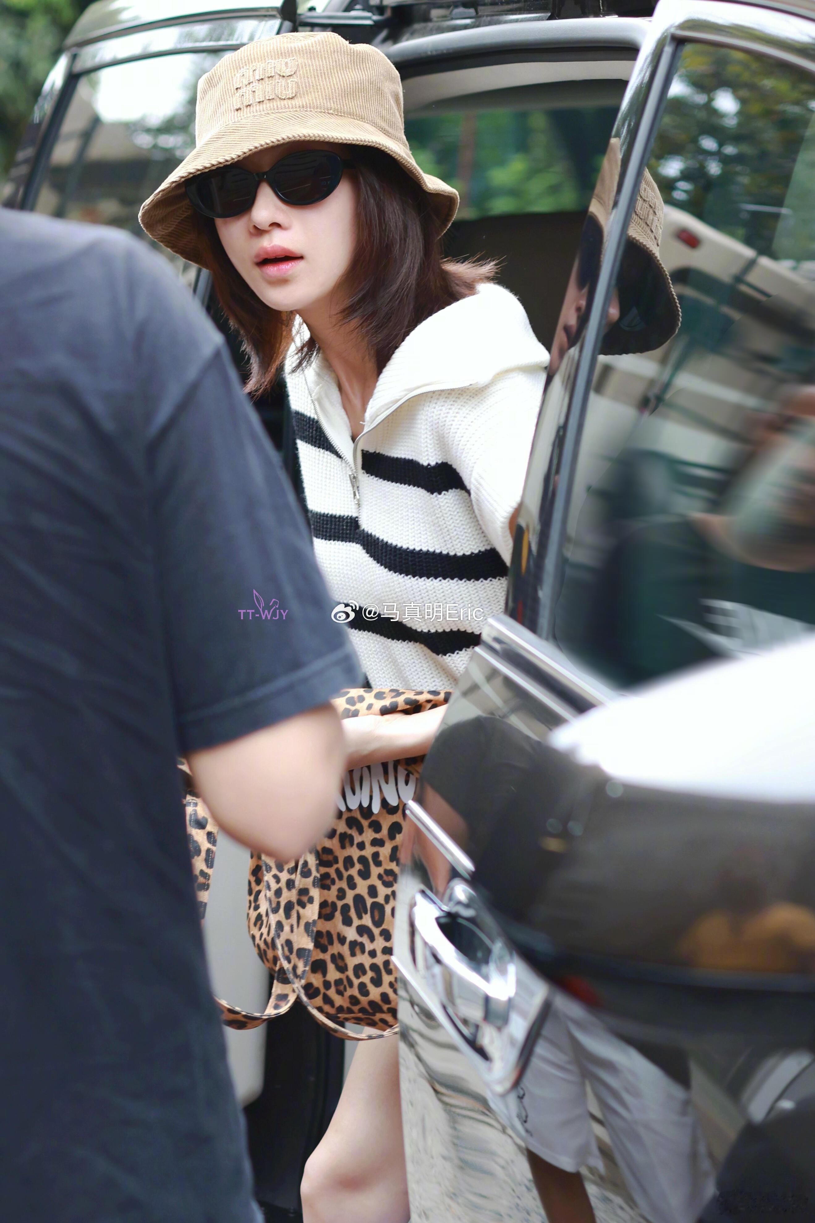 #吴谨言领证后首现身# 吴谨言领证后首现身，状态真好[哇] ​​​