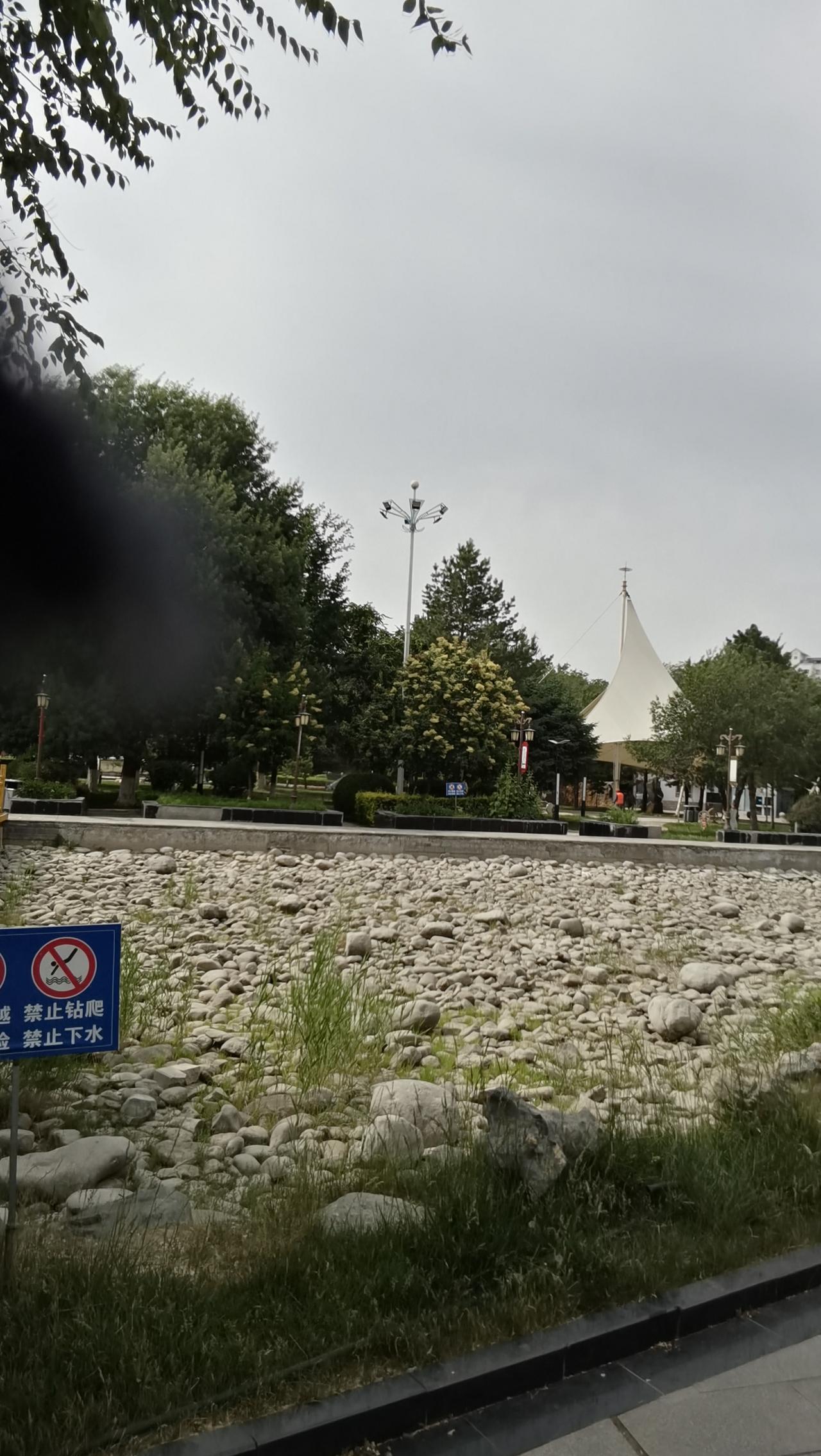 上联，清风本无意，诚邀下联蓝天总有魂。