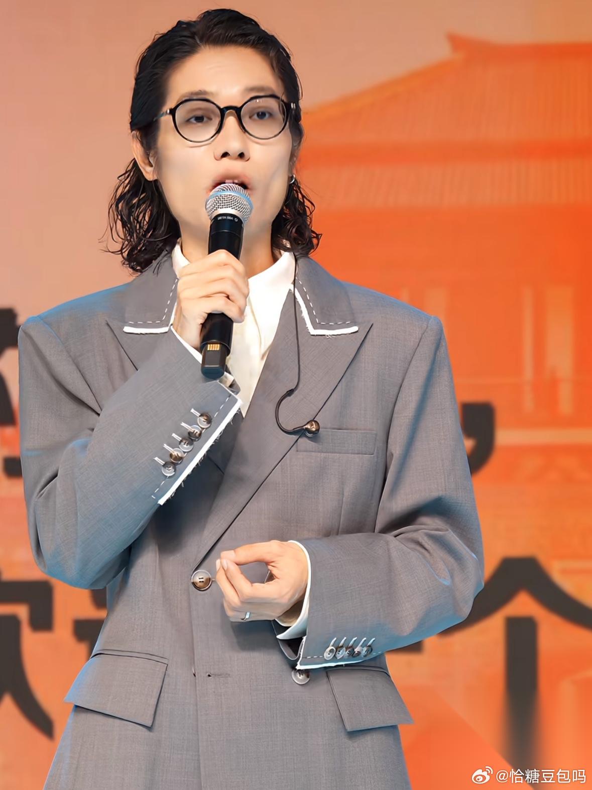 李行亮啊李行亮， 听我一句劝吧， 咱以后出席活动能不能换个发型师？看了他粉丝歌会