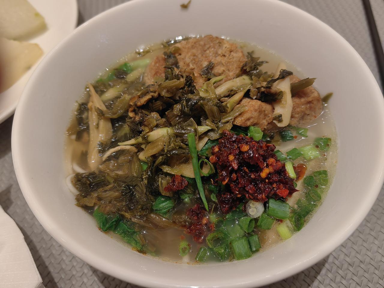 盐官宾馆早餐。照例碱水面，今天浇头换成了素鸡。加了些酱油醋，调成红汤，味道胜于昨