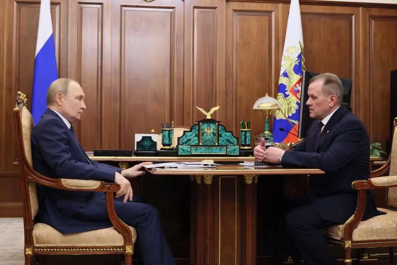 俄军事部门将大量囚犯送上了战场，俄联邦监狱管理局局长向普京汇报，目前超过90%的