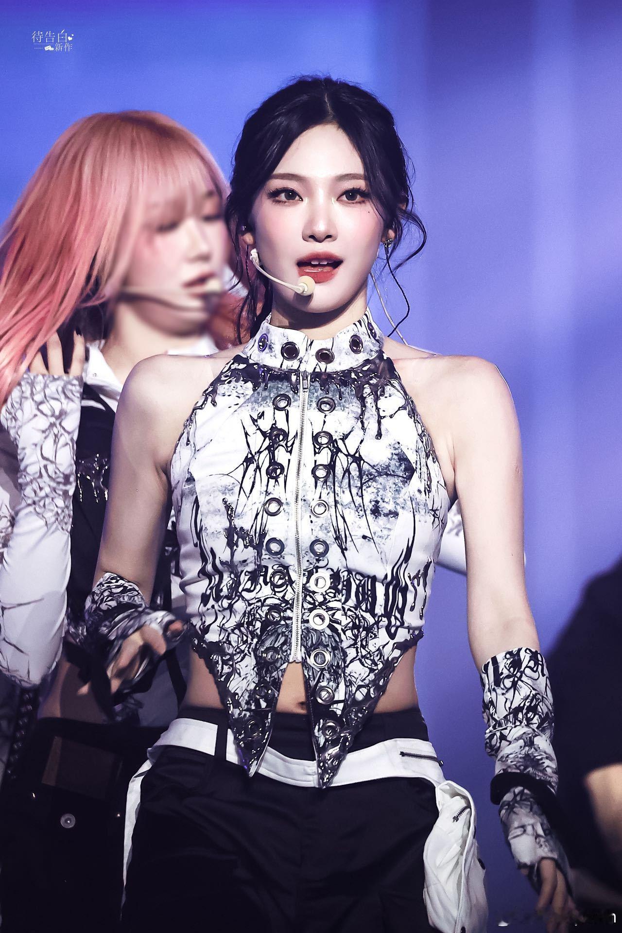 周觅叫宁艺卓宁宁 作为SM中国法人理事的周觅出席新浪娱乐新浪潮论坛年终场音乐演出